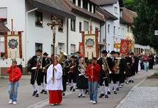 Fronleichnam in Schönau: Prozession in der Ledergasse