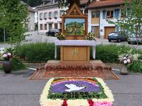Fronleichnam in Schönau: Blumenteppich am Kirchbühl Motiv Friedenstaube
