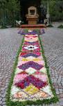 Fronleichnam in Schönau: Blumenteppich mit Ausläufer