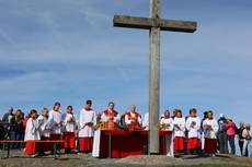 Priester und Ministranten beim Schlusslied