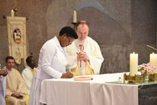 Sr.  Mediatrice unterzeichnet ihre Gelübdeversprechen auf dem Altar
