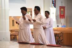 Die drei Schwestern  Sr. Odecienne,  Sr. Mediatrice und Sr. Beatrice  aus Burundi knien bei der Gelübdeerneuerung