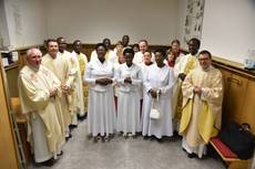 Gruppenbild der Ordensschwestern aus Burundi mit den Konzelebranten und  Ministranten