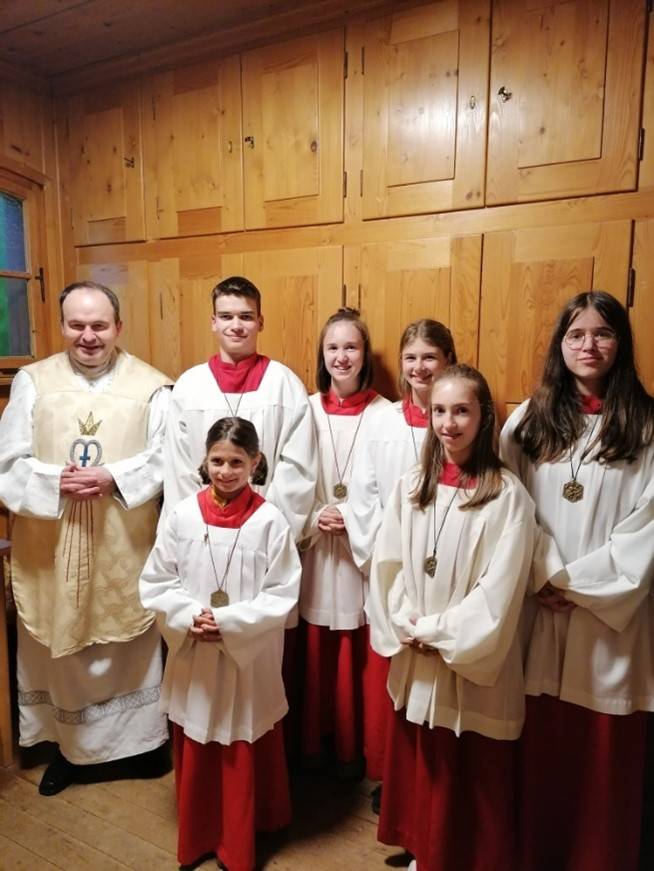 Pfarrer Löffler mit den Ministranten aus Präg