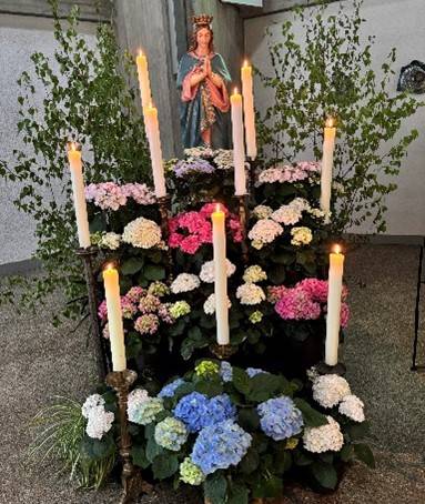 Maialtar vor der kürzlich restaurierten Marienstatue in der Kirche Todtnauberg
